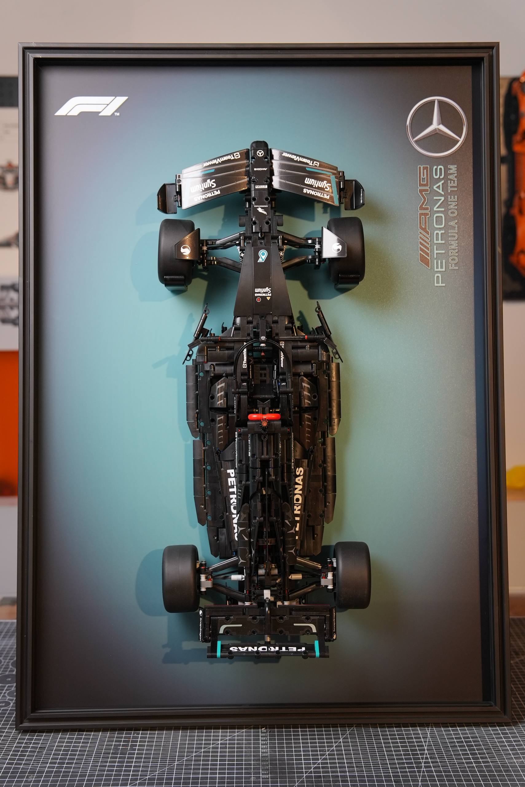 Mercedes-AMG Petronas: Рама А1 из металла и оргстекла для LEGO Mercedes-AMG Petronas. Подсветка — дополнительно 10 000 ₽.